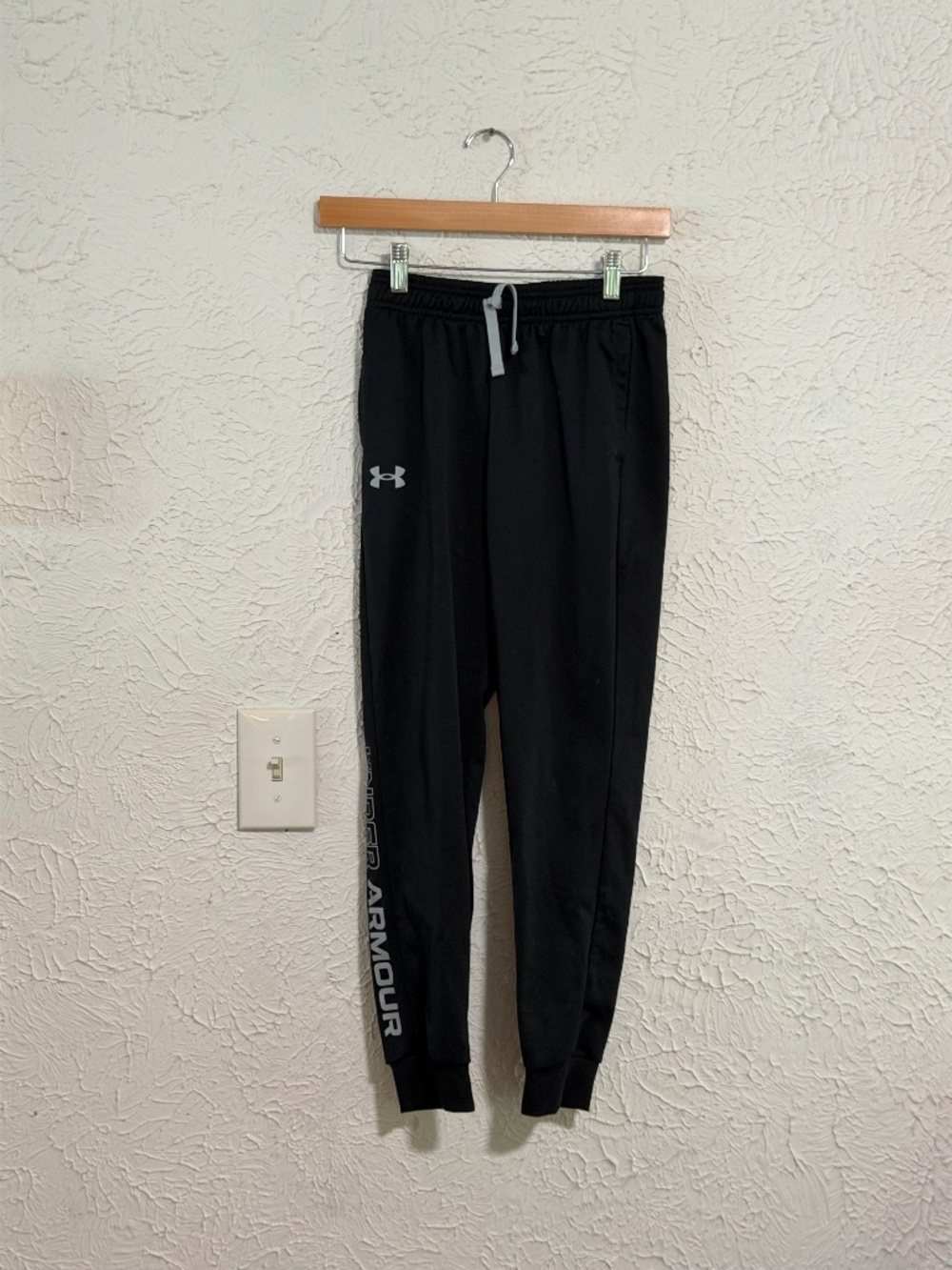 Under Armour Boys Black Jogger Sweatpants Youth Medium